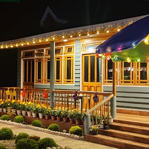 FLG350 Kanchanjhunga view cozy wooden retreat in Fikkalaygaon