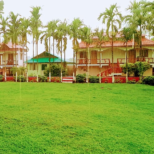 MRT259 Family Resort with Big lawn in Murti